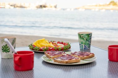 Karavan yolculuğunun tadını çıkaran bir aile. Sabahları yalnız kumsalda Vanlife. Yolculuk harika bir atmosfer