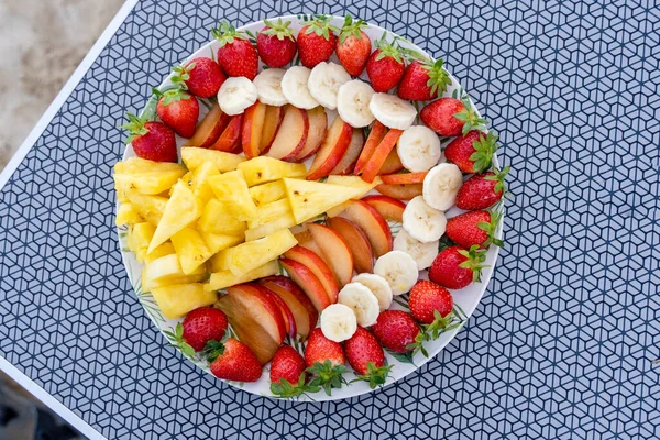 Masa arkasında sağlıklı taze meyve salatası tabağı. Üst görünüm. 