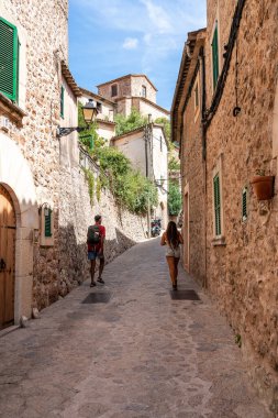 İspanya 'nın Mayorka adasındaki Valdemosa köyünü gezen turistlerin arka manzarası. 