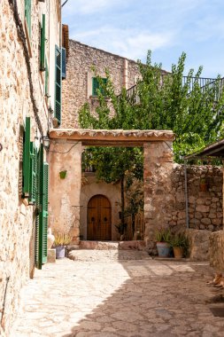 İspanya 'nın Mayorka ya da Mallorca adalarındaki Valdemossa kentinin ortaçağ İspanyol tarzı bir caddesinin manzarası. 