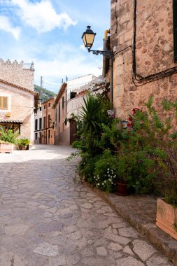 İspanya 'nın Mayorka ya da Mallorca adalarındaki Valdemossa kentinin ortaçağ İspanyol tarzı bir caddesinin manzarası. 
