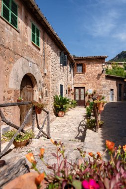 İspanya 'nın Mayorka ya da Mallorca adalarındaki Valdemossa kentinin ortaçağ İspanyol tarzı bir caddesinin manzarası. 