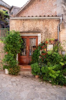 İspanya 'nın Mayorka ya da Mallorca adalarındaki Valdemossa kentinin ortaçağ İspanyol tarzı bir caddesinin manzarası. 