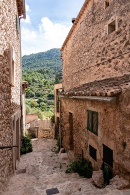 İspanya 'nın Mayorka ya da Mallorca adalarındaki Valdemossa kentinin ortaçağ İspanyol tarzı bir caddesinin manzarası. 