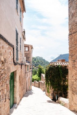 İspanya 'nın Mayorka ya da Mallorca adalarındaki Valdemossa kentinin ortaçağ İspanyol tarzı bir caddesinin manzarası. 