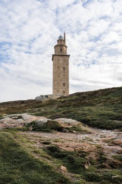 Herkül Kulesi bilinen en eski deniz feneridir. 1. yüzyılda yapılmış.,