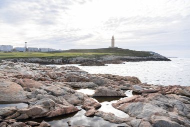 Herkül Kulesi bilinen en eski deniz feneridir. 1. yüzyılda yapılmış.,