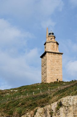 Herkül Kulesi bilinen en eski deniz feneridir. 1. yüzyılda yapılmış.,