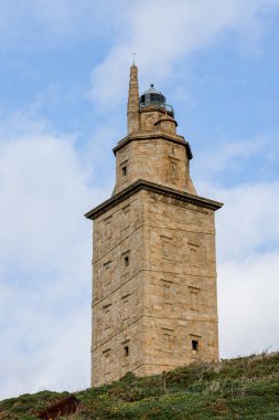 Herkül Kulesi bilinen en eski deniz feneridir. 1. yüzyılda yapılmış.,