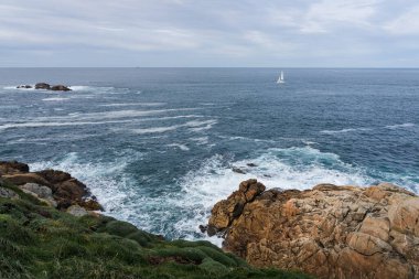 Bulutlu bir günde Koruna Galicia 'da uçurum. 