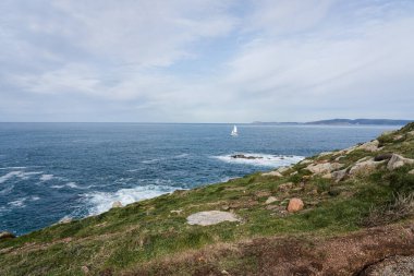 Açık denizde yelkenli. Rüzgarlı bir günde yelken açmak