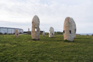 Herkül Kulesi 'ndeki Menhir Anıtı Koruna, Galiçya, İspanya. 