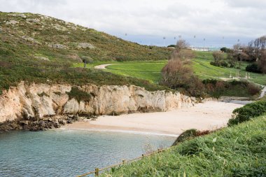 A Coruna, Galiçya, İspanya 'da bulutlu bir günde cennet ve küçük lapa plajları manzarası. 