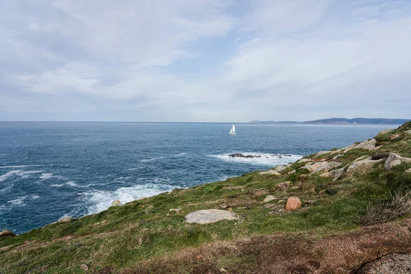 Açık denizde yelkenli. Rüzgarlı bir günde yelken açmak