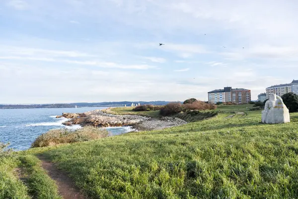 Herkül Kulesi 'ndeki Menhir Anıtı Koruna, Galiçya, İspanya. 