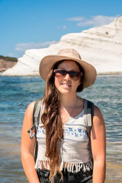 Sicilya, Agrigento 'daki Türklerin merdivenlerindeki şapkalı turist kadın.. 