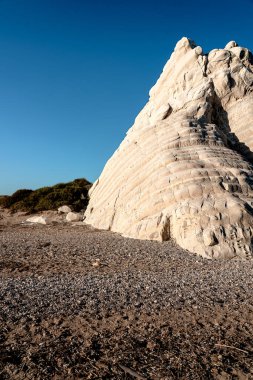 Sicilya 'daki Doğal Rezerv Foce del Fiume Platani ve Capo Bianco, güneşli bir günde turkuaz deniz ve beyaz kireçtaşı kayalıklarıyla. Agrigento, İtalya. 