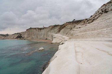 Porto Empedocle yakınlarındaki Türklerin Merdiveni, Güney Sicilya, İtalya. Bulutlu bir günde Akdeniz turkuazıyla