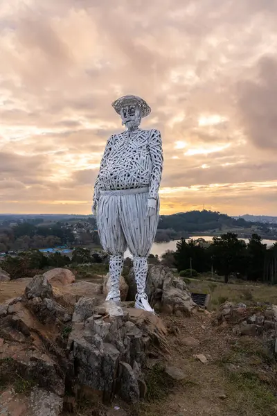 Don Kişot ve Sancho Panza 'nın günbatımında Tandil' e bakan metal heykelleri. Edebiyat, tarih ve manzarayı harmanlayan kültürel bir dönüm noktası.