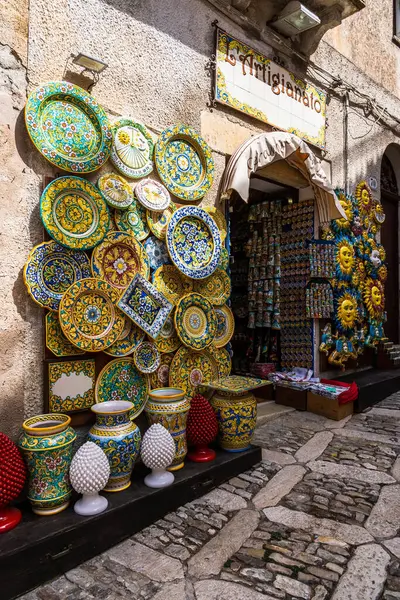 İtalyan hediyelik eşya dükkanında geleneksel elle boyanmış seramik tabaklar ve çömlekler sergileniyor. 