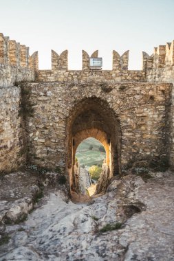 Sperlinga kalesinin içindeki kayalara oyulmuş merdiven Sicilya 'daki vadiye çıkıyor.