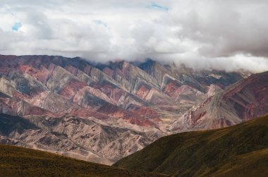 Kuzey Arjantin 'in dağlık kesimlerindeki renkli dağ manzarası