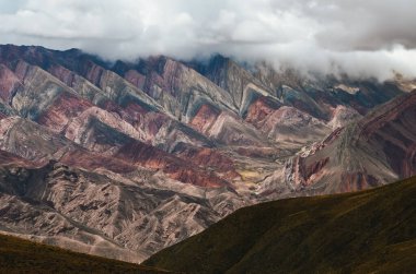 Kuzey Arjantin 'in dağlık kesimlerindeki renkli dağ manzarası