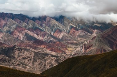 Kuzey Arjantin 'in dağlık kesimlerindeki renkli dağ manzarası