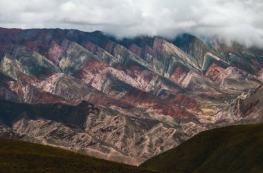 Kuzey Arjantin 'in dağlık kesimlerindeki renkli dağ manzarası