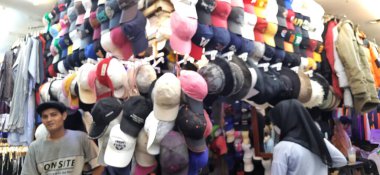 Pasar Senen 'de satışta olan ucuz şapkaların çeşitleri. Jakarta, Endonezya - 11 Aralık 2024