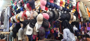 Pasar Senen 'de satışta olan ucuz şapkaların çeşitleri. Jakarta, Endonezya - 11 Aralık 2024