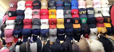 Pasar Senen 'de satışta olan ucuz şapkaların çeşitleri. Jakarta, Endonezya - 11 Aralık 2024