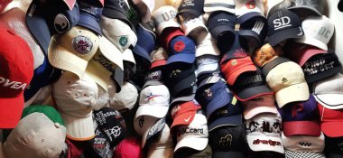 Pasar Senen 'de satışta olan ucuz şapkaların çeşitleri. Jakarta, Endonezya - 11 Aralık 2024