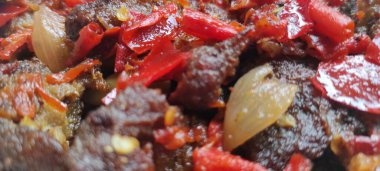 Dendeng Balado ya da Dendeng Batokok baharatlı soslu biftek diliminden yapılır. Minang 'dan geleneksel Endonezya yemekleri, Sumatera Barat