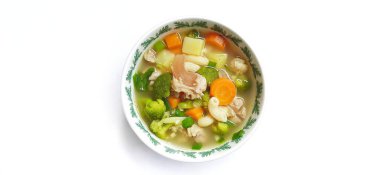 Tabağında et çorbası olan Sayur çorbası ya da sebze. Endonezya 'nın popüler aşçısı. Sağlıklı yiyecekler ve lezzetli. Beyaz arkaplanda izole