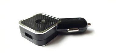 Çift girişli USB araba şarjı beyaz arka planda izole edildi. Cep telefonu için hızlı şarj