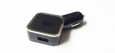 Çift girişli USB araba şarjı beyaz arka planda izole edildi. Cep telefonu için hızlı şarj