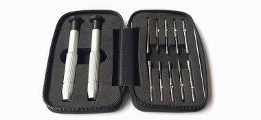 Hassas ev aletleri. Tornavida küçük güneş gözlüklerini ayarladı. Fermuarlı göz onarım aletleri. Elektronik tamir seti.