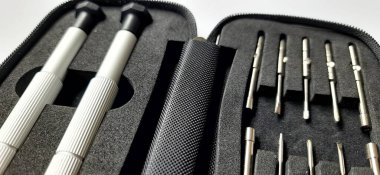 Hassas ev aletleri. Tornavida küçük güneş gözlüklerini ayarladı. Fermuarlı göz onarım aletleri. Elektronik tamir seti.