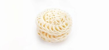 Beyaz erişteli kraker ya da kerupuk putih veya muhallebi unundan yapılmış kerupuk warung, beyaz arka planda bulunan Endonezya 'dan gelen abur cubur.