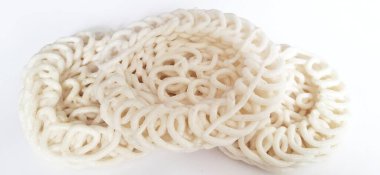 Beyaz erişteli kraker ya da kerupuk putih veya muhallebi unundan yapılmış kerupuk warung, beyaz arka planda bulunan Endonezya 'dan gelen abur cubur.