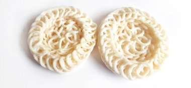 Beyaz erişteli kraker ya da kerupuk putih veya muhallebi unundan yapılmış kerupuk warung, beyaz arka planda bulunan Endonezya 'dan gelen abur cubur.