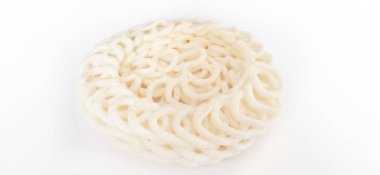 Beyaz erişteli kraker ya da kerupuk putih veya muhallebi unundan yapılmış kerupuk warung, beyaz arka planda bulunan Endonezya 'dan gelen abur cubur.