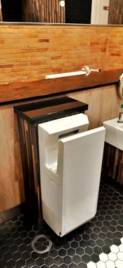 Sensörlü elektrikli havluyla el kurutma makinesi. Umumi tuvalet alışveriş merkezinde modern dikey el kurutma makinesi. Jakarta, Endonezya - 17 Nisan 2024