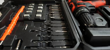 Elektrik kırmızı kablosuz tornavida matkabı. Şarjı beyaz arka planda izole edilmiş. Profesyonel ev onarım aleti. Bekasi, Batı Java, Endonezya - 17 Mayıs 2024