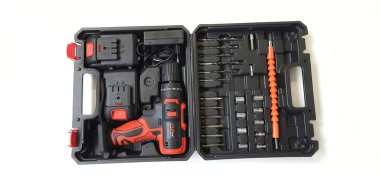 Elektrik kırmızı kablosuz tornavida matkabı. Şarjı beyaz arka planda izole edilmiş. Profesyonel ev onarım aleti. Bekasi, Batı Java, Endonezya - 17 Mayıs 2024