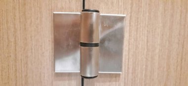 Modern kapı menteşesi. Motor bölmesi tuvalet donanımı paslanmaz çelik