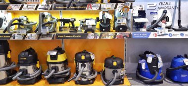 Mağazadaki rafta çeşitli marka kuru elektrik süpürgesi var. Jakarta, Endonezya - 29 Aralık 2024