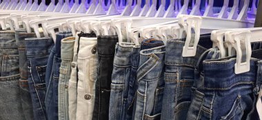 Pasar Senen 'de satılık bir askıda asılı duran kot pantolonun değişik çeşitleri. Jakarta, Endonezya