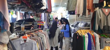 Pasar Senen 'deki ucuz giyim pazarı. Çeşitli ithal markalı ürünler. İkinci el mal satıyorum. Önceden sevilmek. Jakarta, Endonezya - 10 Aralık 2024